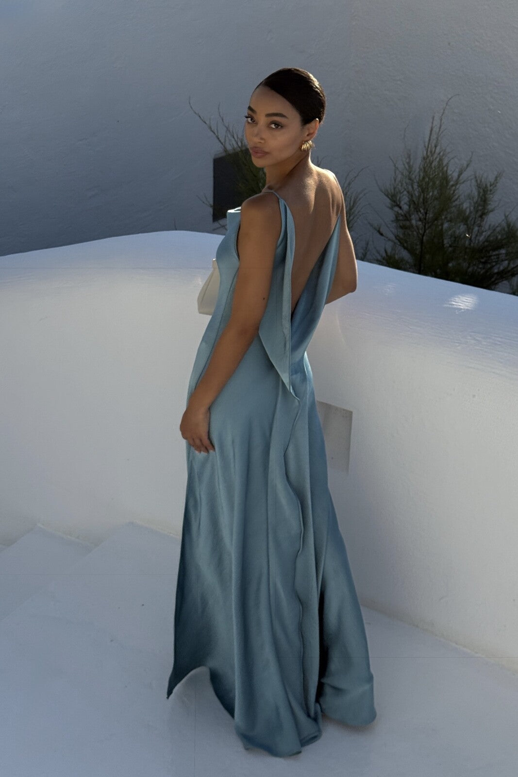 VESTIDO AZUL DECOTE COSTAS PROFUNDO