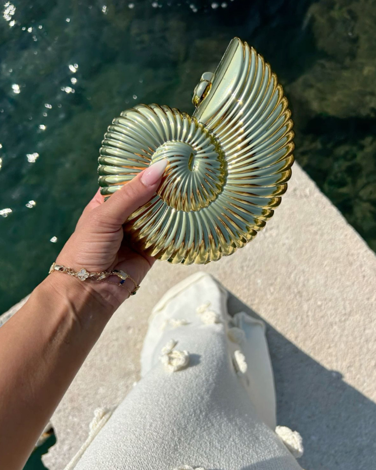 BOLSO DE MANO DORADO