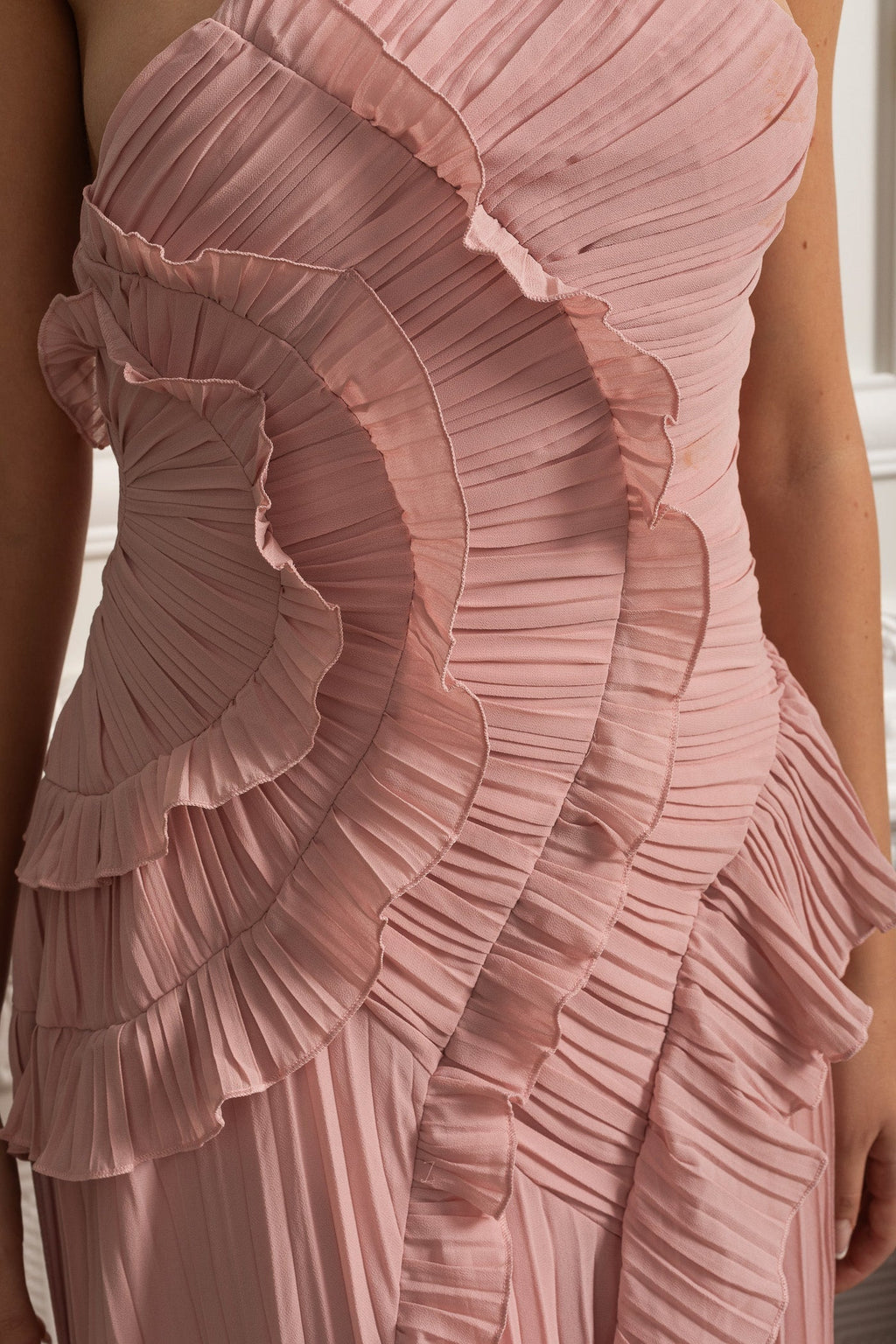 VESTIDO ARIEL MOVIMIENTO Y FEMINIDAD QUE  CAPTURAN TODAS LAS MIRADAS